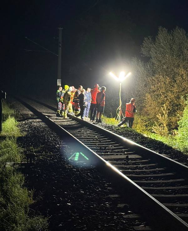 Rettungskräfte stehen an der Unglücksstelle einer Bahn in Manching