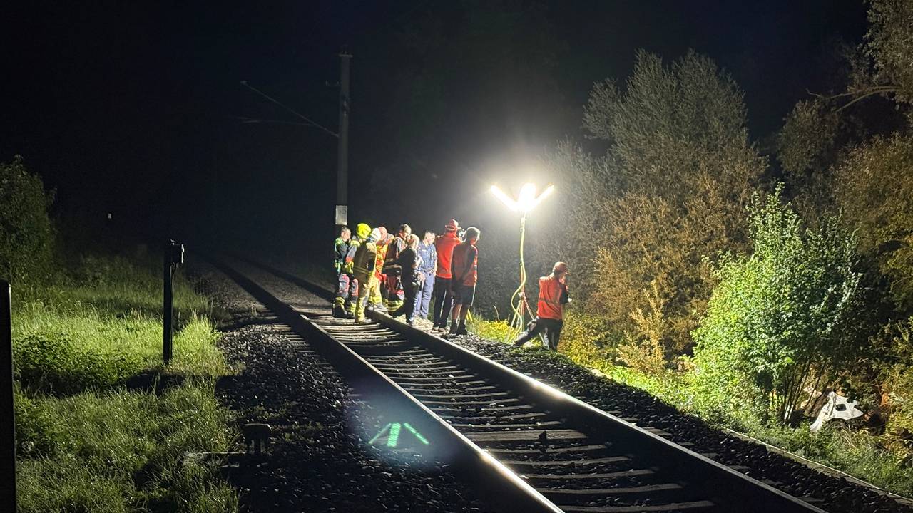 Rettungskräfte stehen an der Unglücksstelle einer Bahn in Manching