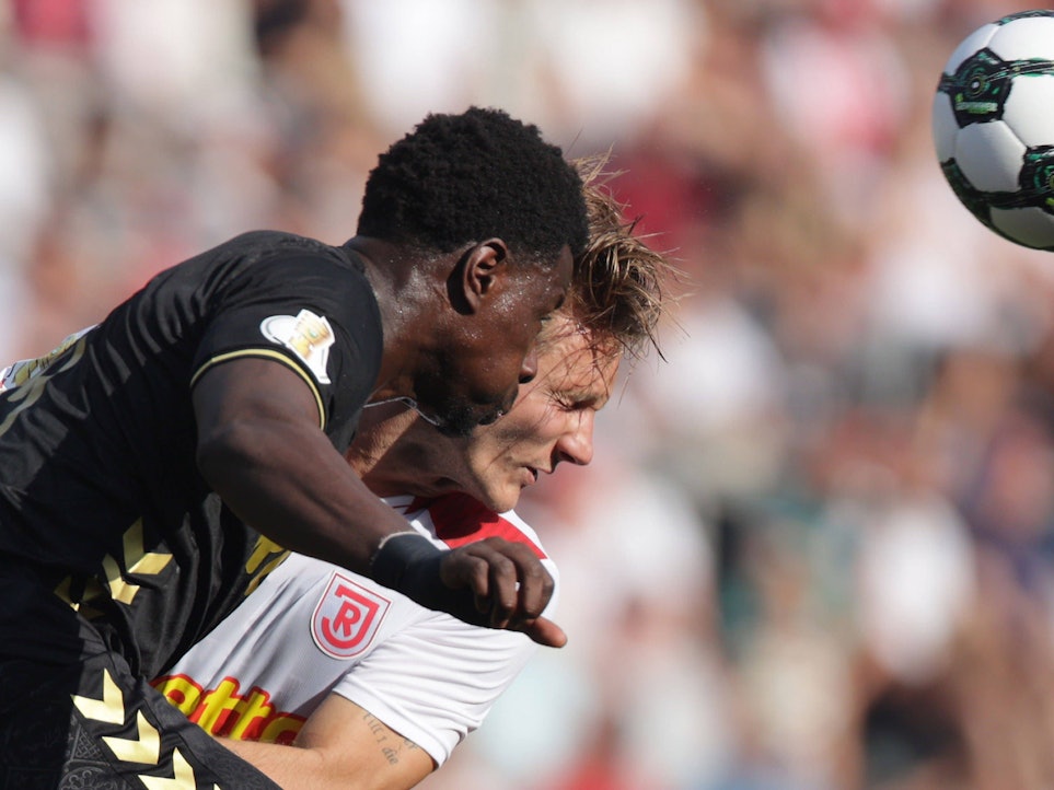 Ragnar Ache in einem Kopfballduell im Spiel gegen Regensburg.