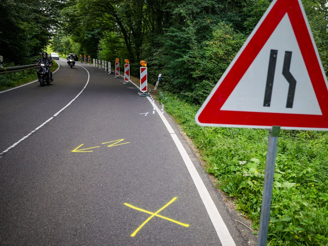 Im Bereich der Unfallstelle wurden Absperrbaken neben Markierungen auf der Straße aufgestellt. Bei einem schweren Autounfall sind am 16.08.2025 zwei Jugendliche und zwei junge Erwachsene ums Leben gekommen.