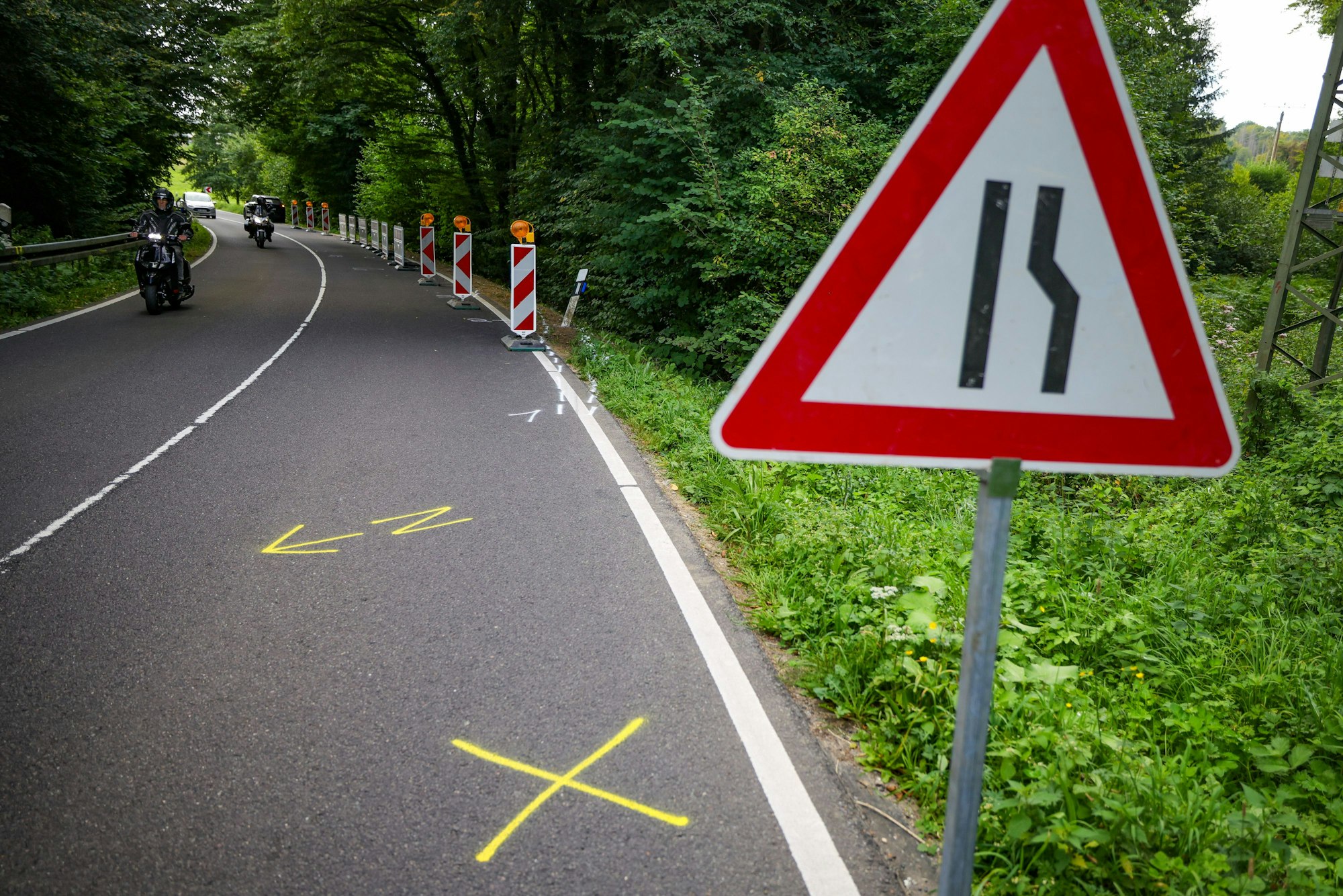 Die Dürschtalstraße ist an der Unfallstelle teilweise abgesperrt.