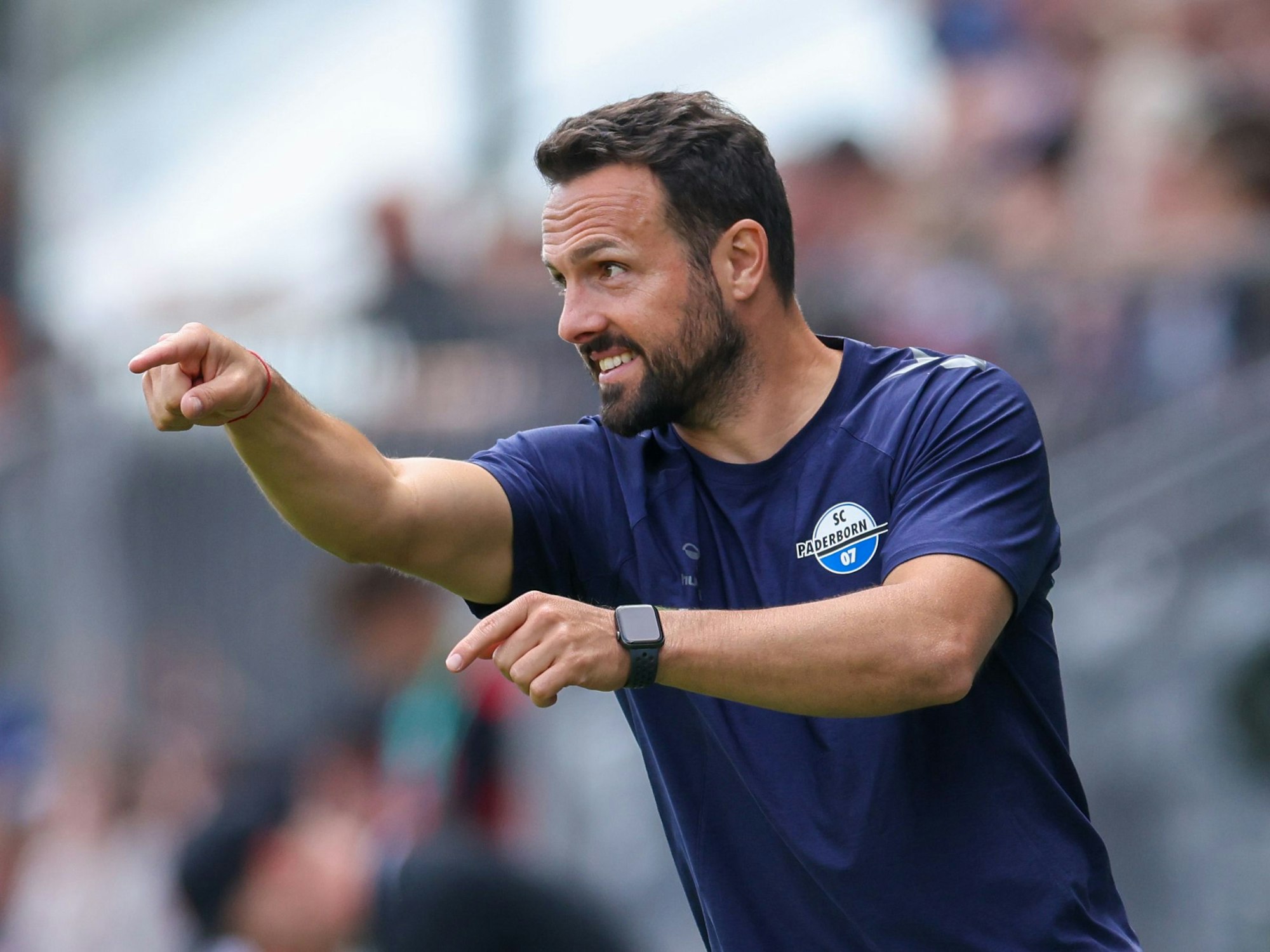 Trainer Ralf Kettemann (SC Paderborn 07) gestikuliert am Spielfeldrand.