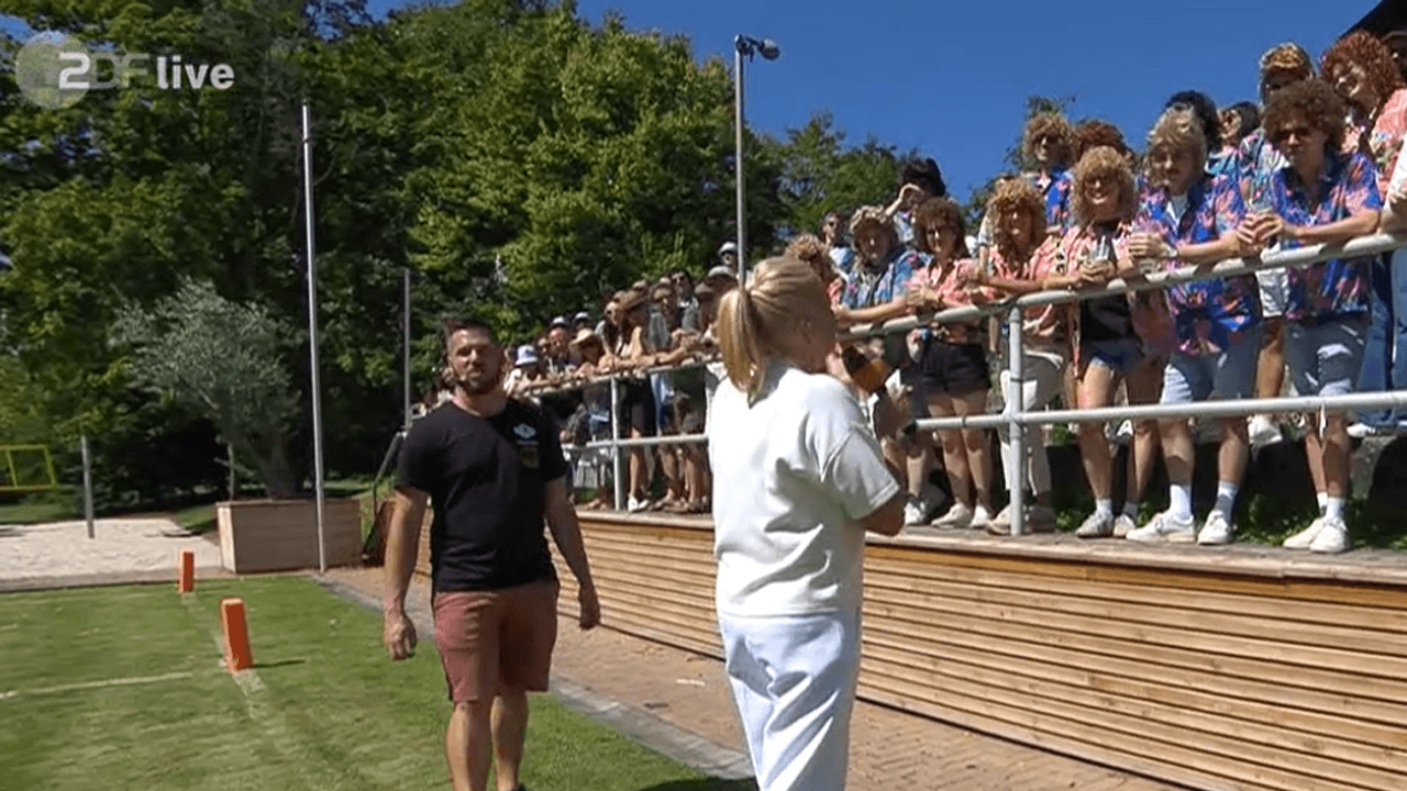 Andrea Kiewel im Gespräch mit Zuschauerinnen und Zuschauern am 17. August 2025 im ZDF-„Fernsehgarten“.