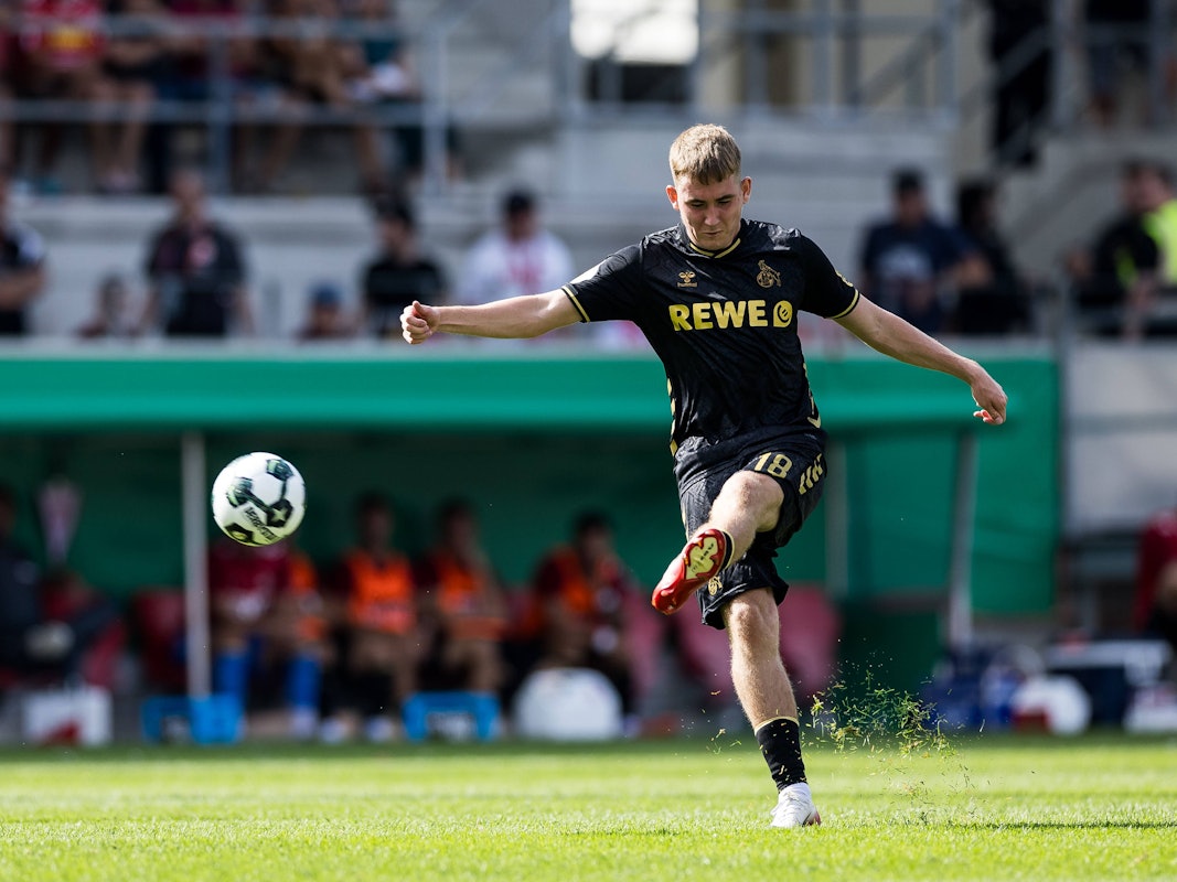 Nach einem Schuss von Isak Johannesson spritzt das Gras hoch.