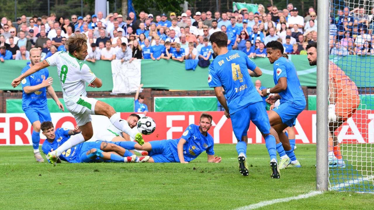 Mathias Olesen trifft im Pokalspiel von Greuther Fürth gegen Lohne.