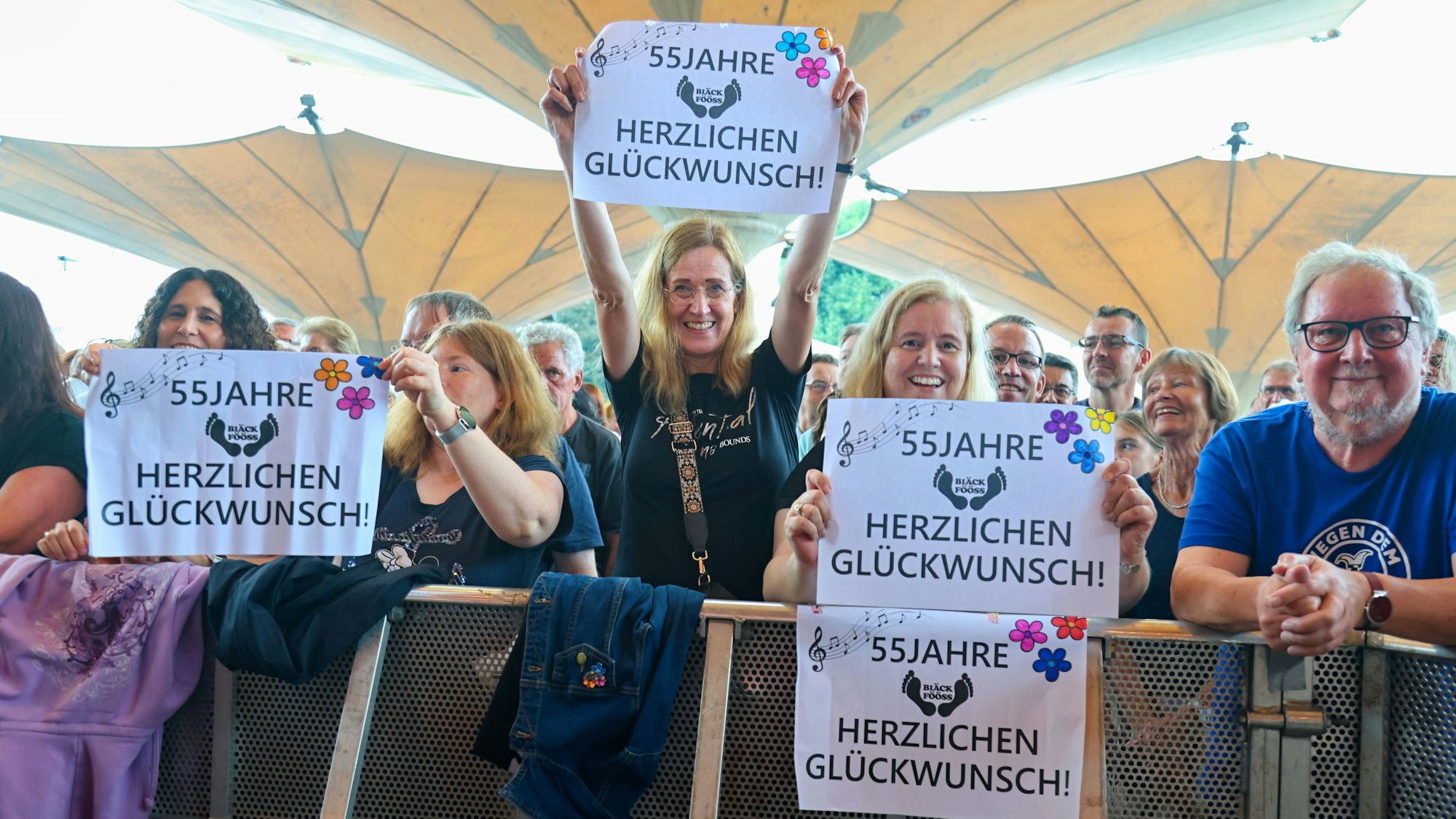 Fans der Bläck Fööss im Tanzbrunnen.