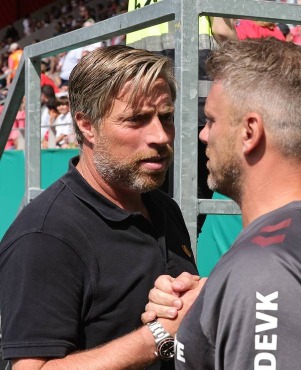 Michael Wimmer und Lukas Kwasniok begrüßen sich vor dem Spiel mit einem Handschlag.