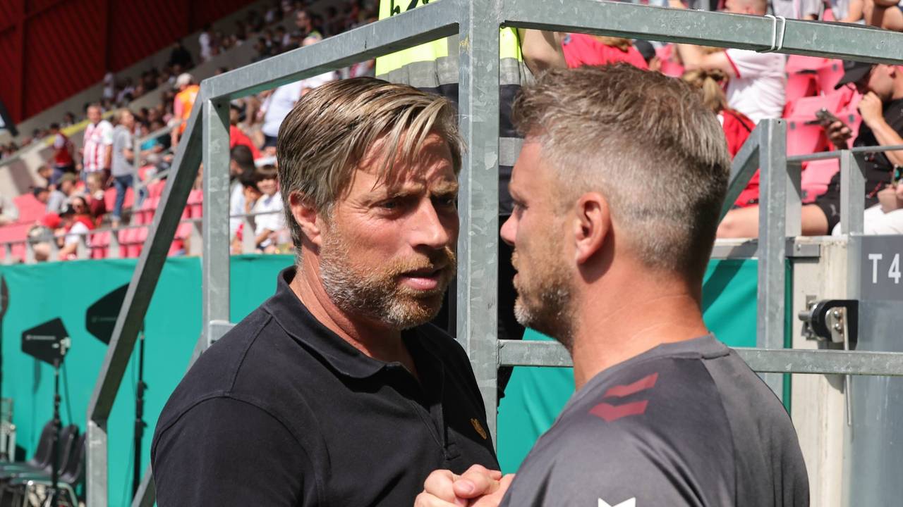 Michael Wimmer und Lukas Kwasniok begrüßen sich vor dem Spiel mit einem Handschlag.