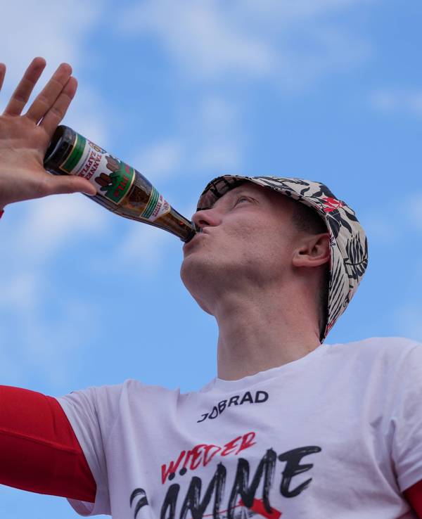 Michael Gregoritsch trinkt ein Bier.