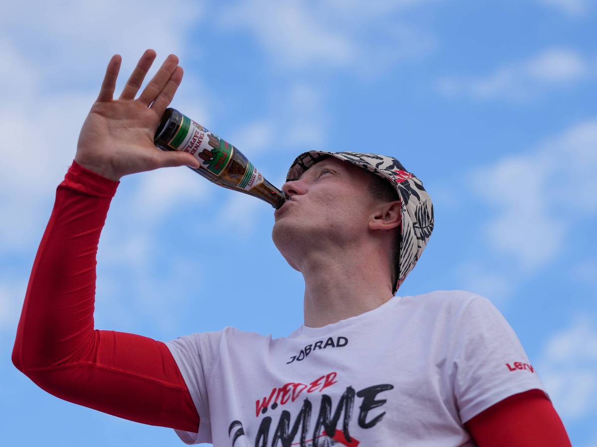 Michael Gregoritsch trinkt ein Bier.