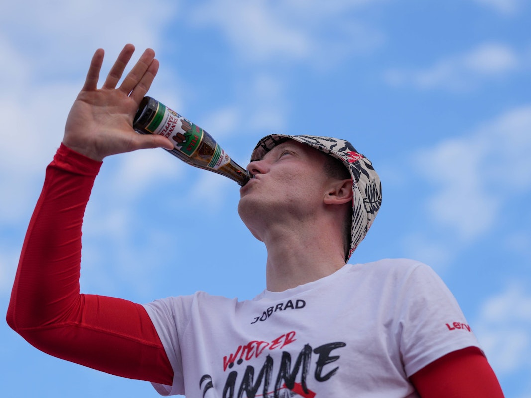 Michael Gregoritsch trinkt ein Bier.