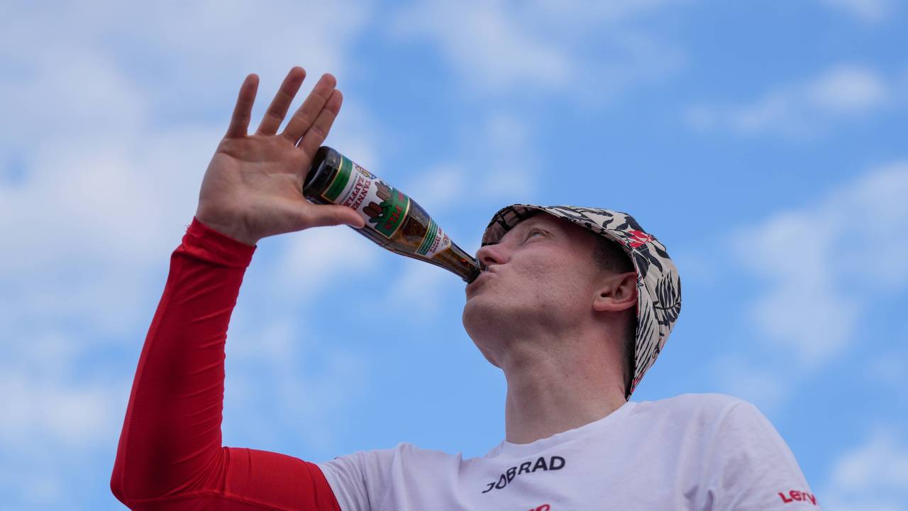 Michael Gregoritsch trinkt ein Bier.