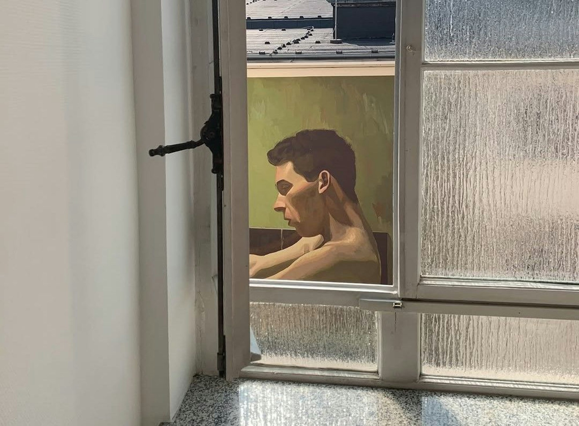 Ein Blick durchs Fenster gewährt einen Blick auf das neue Mural am Friesenwall.
