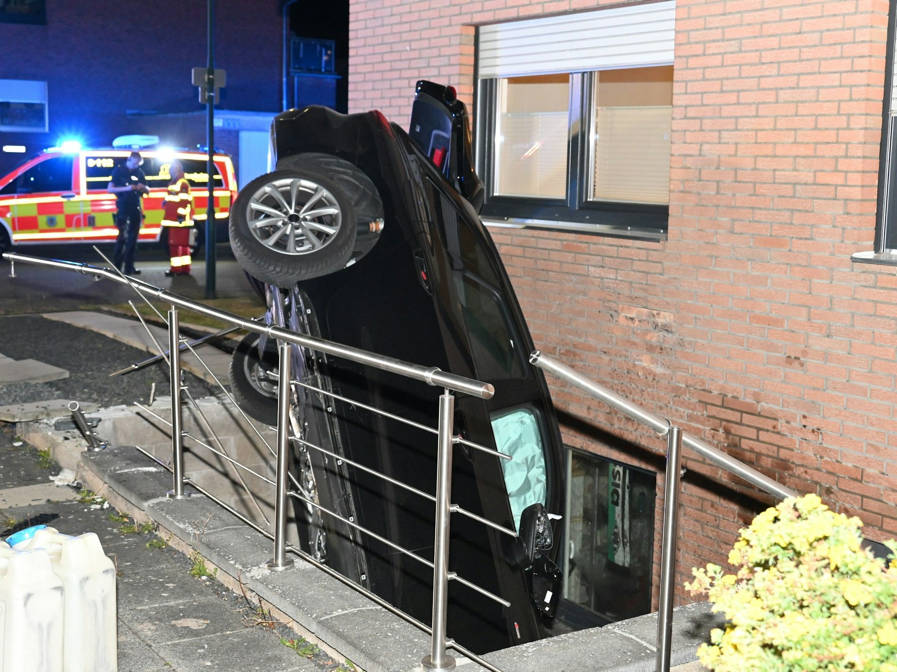 Das Bild zeigt den Wagen in einem Kellertreppenabgang.