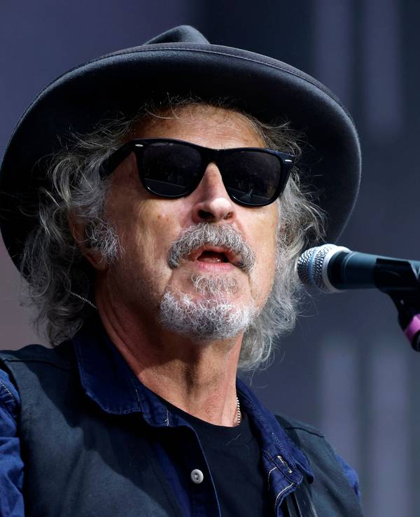 Musiker Wolfgang Niedecken mit der Band BAP bei seinem Konzert auf der Bühne in Bonn.