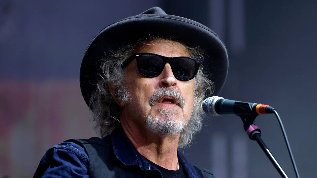 Musiker Wolfgang Niedecken mit der Band BAP bei seinem Konzert auf der Bühne in Bonn.