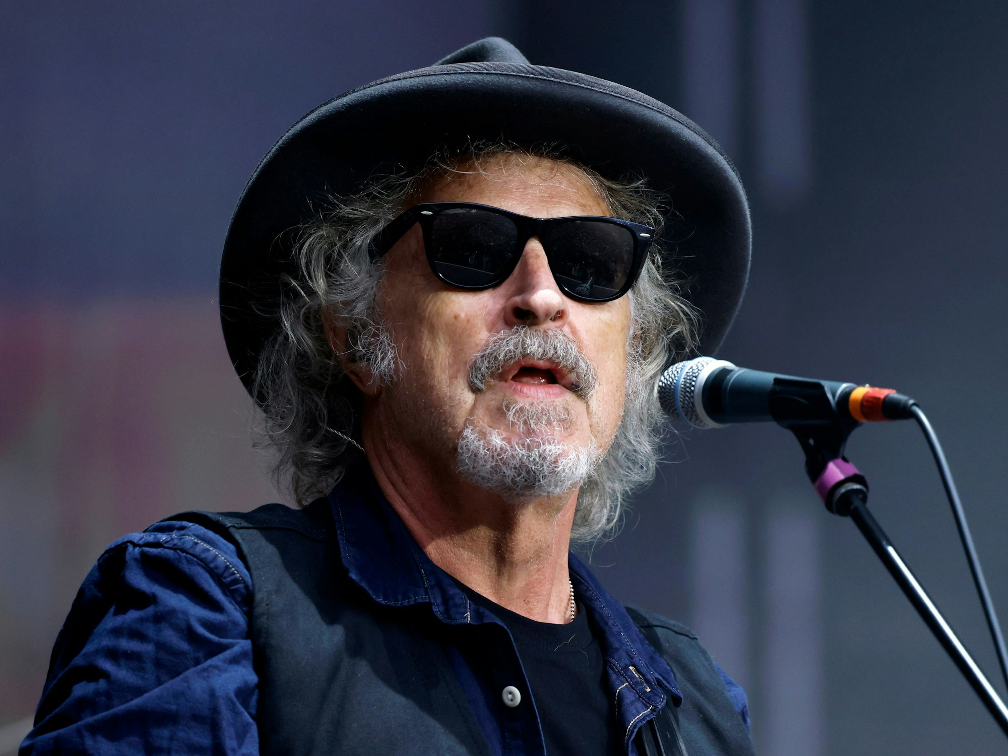 Musiker Wolfgang Niedecken mit der Band BAP bei seinem Konzert auf der Bühne in Bonn.