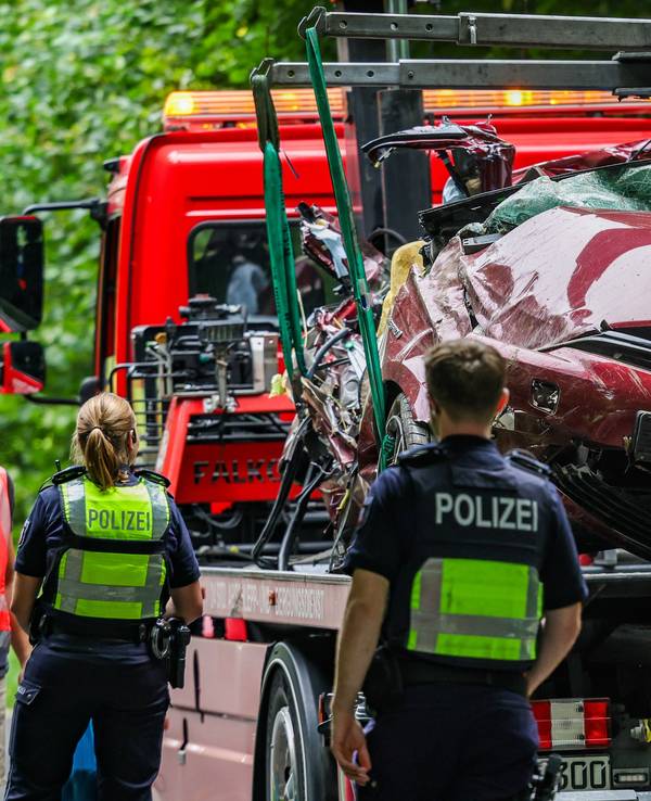 Ein Autowrack wird abgeschleppt.