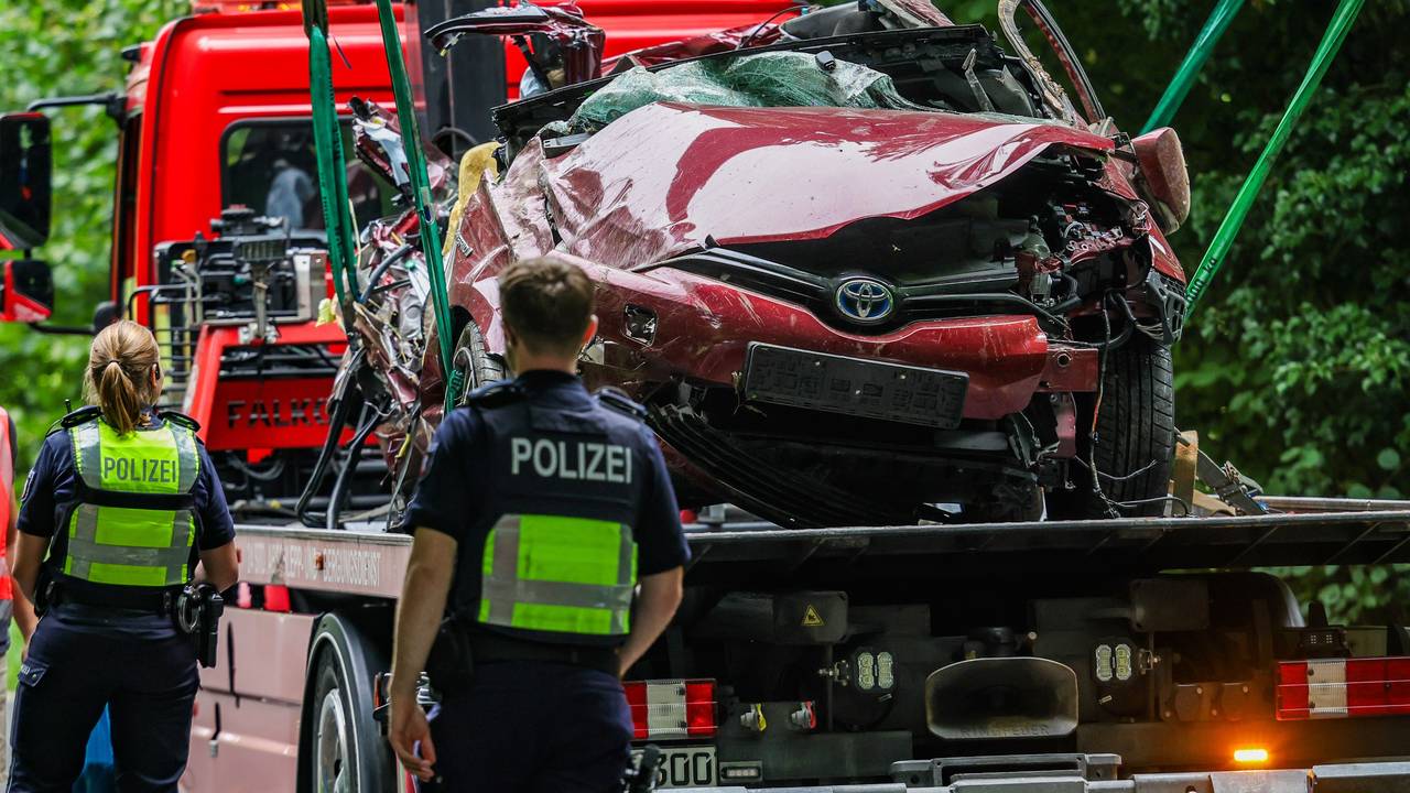 Ein Autowrack wird abgeschleppt.