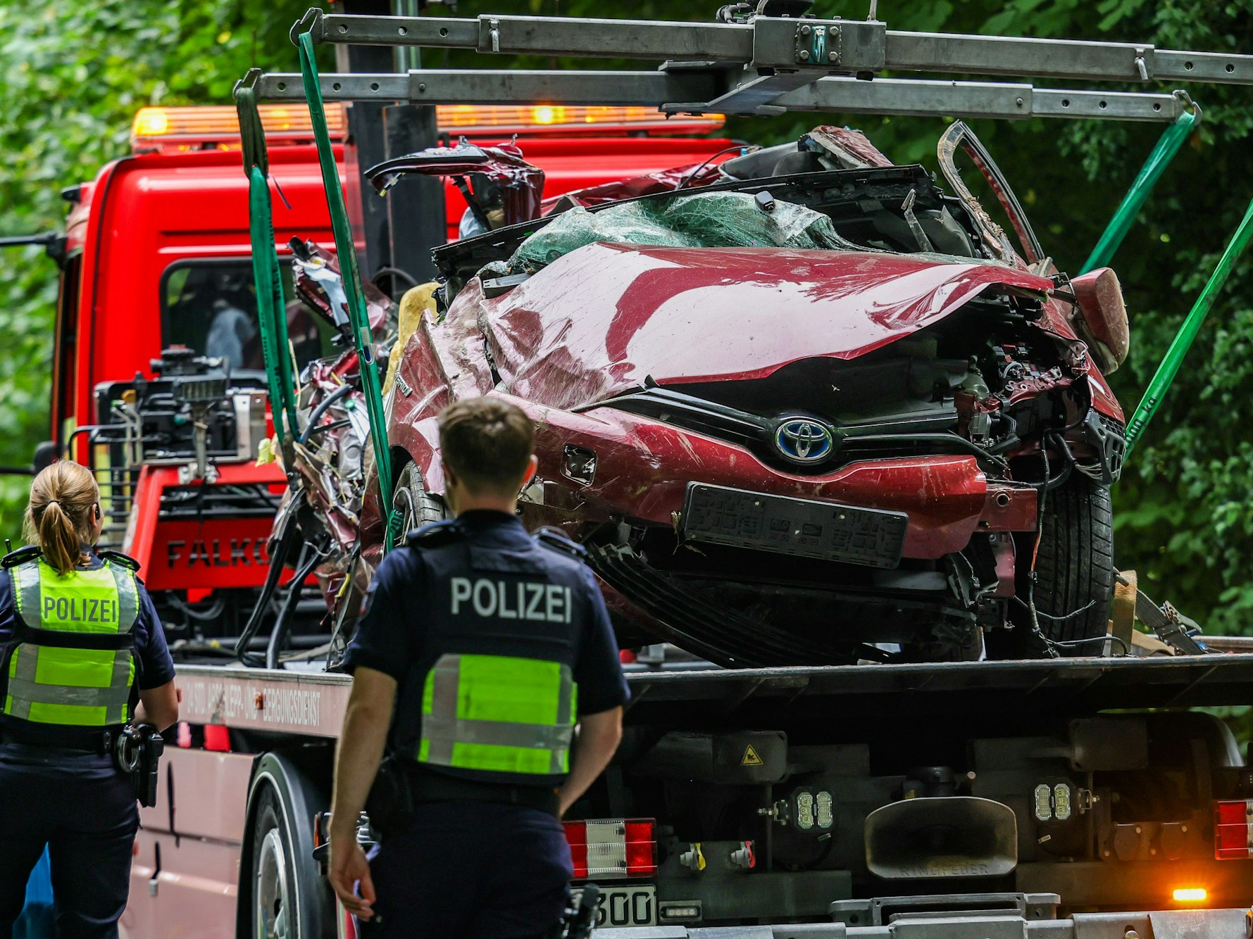 Ein Autowrack wird abgeschleppt.