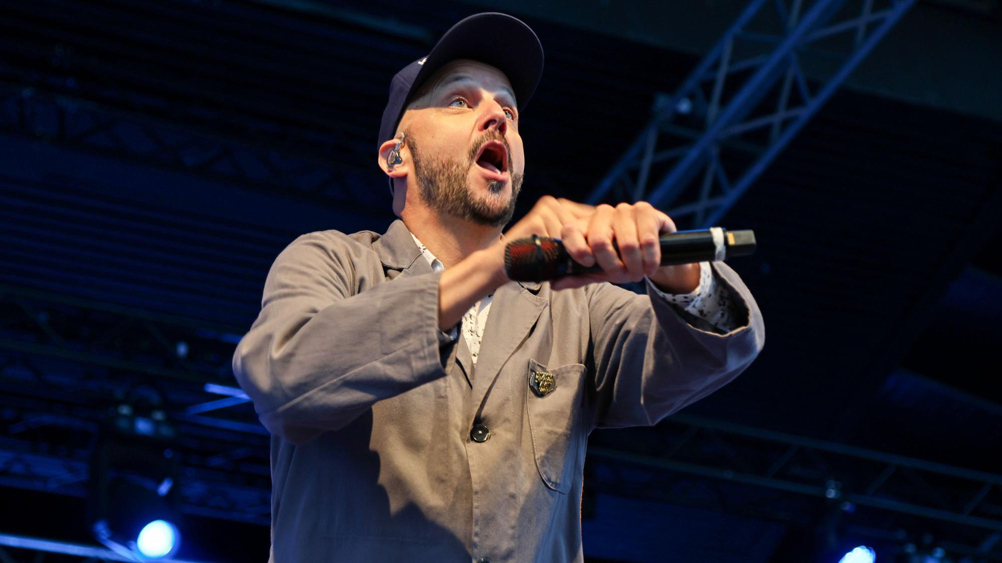Pit Hupperten beim Konzert auf der Bühne.