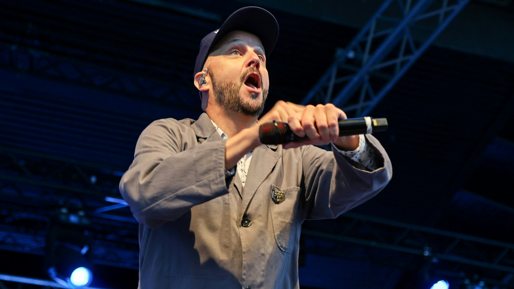Pit Hupperten beim Konzert auf der Bühne.