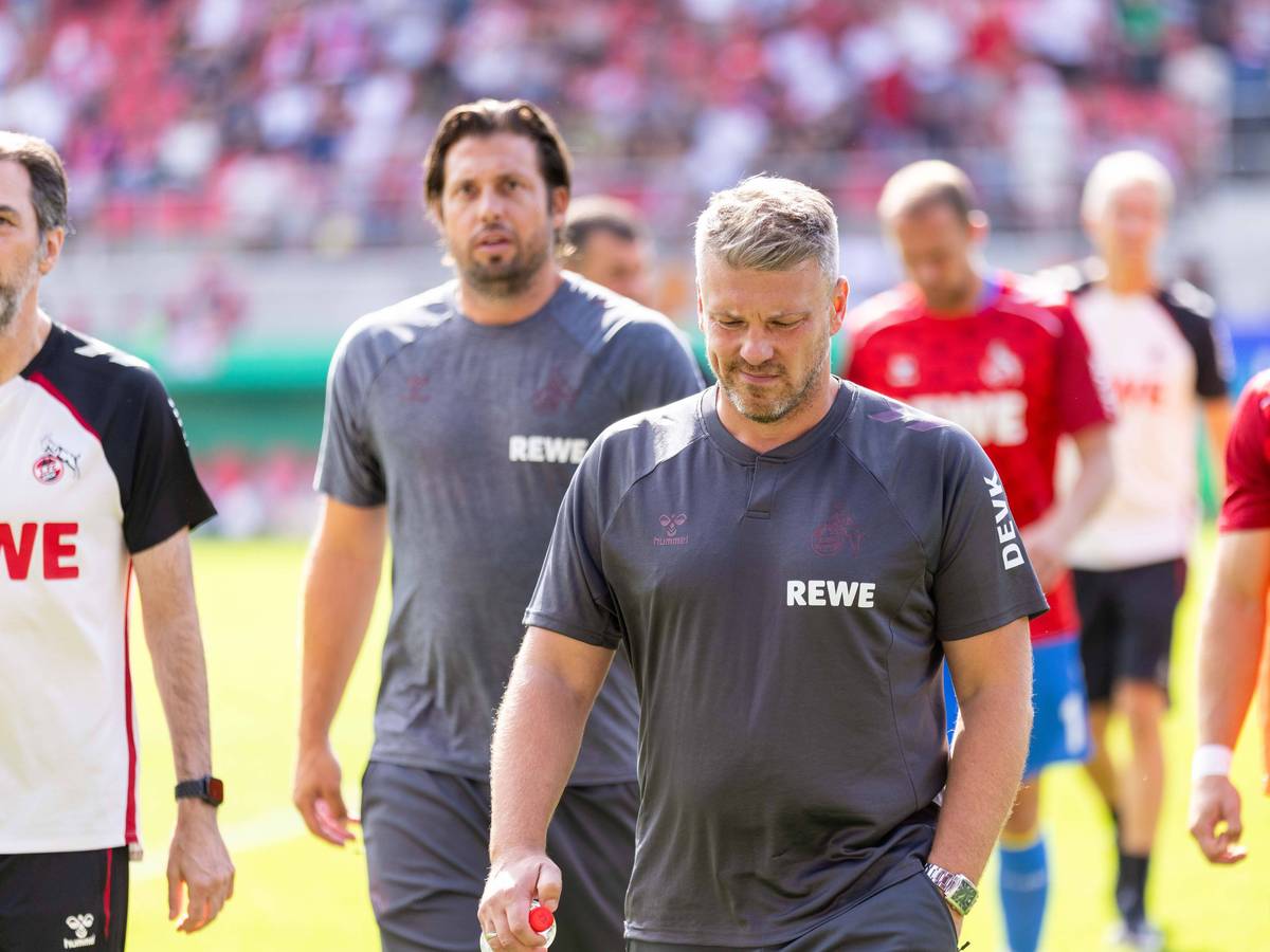 Lukas Kwasniok geht und schaut dabei auf den Boden.