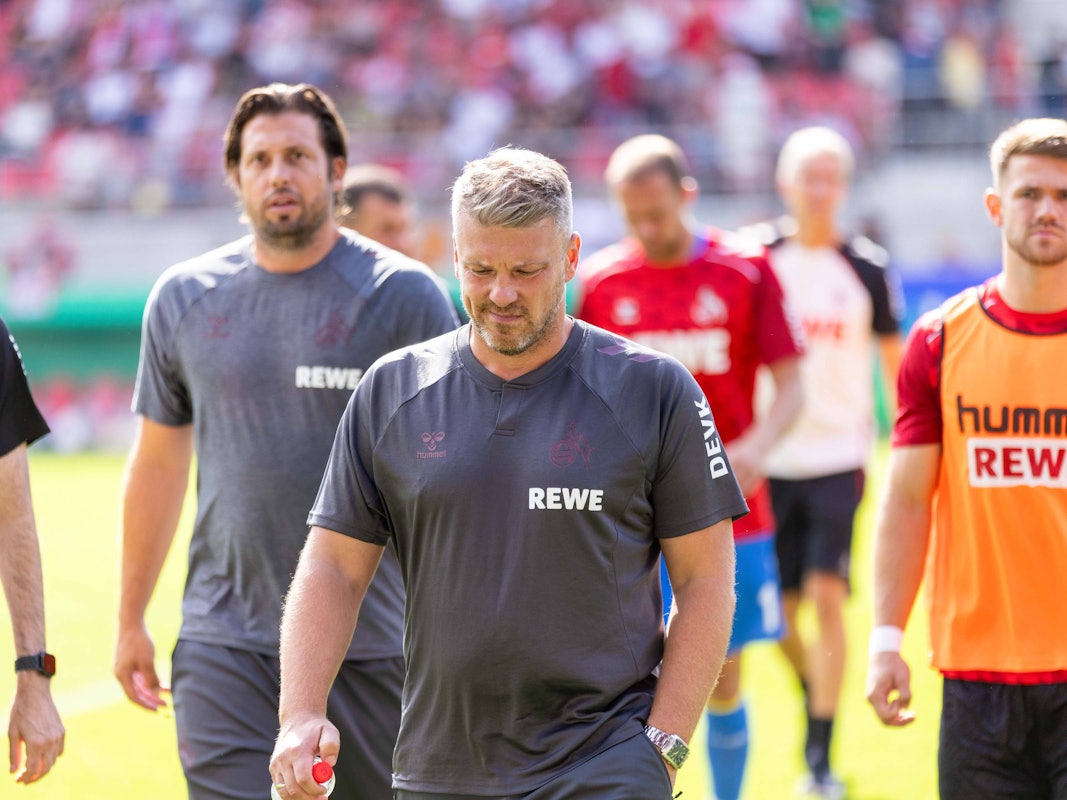 Lukas Kwasniok geht und schaut dabei auf den Boden.