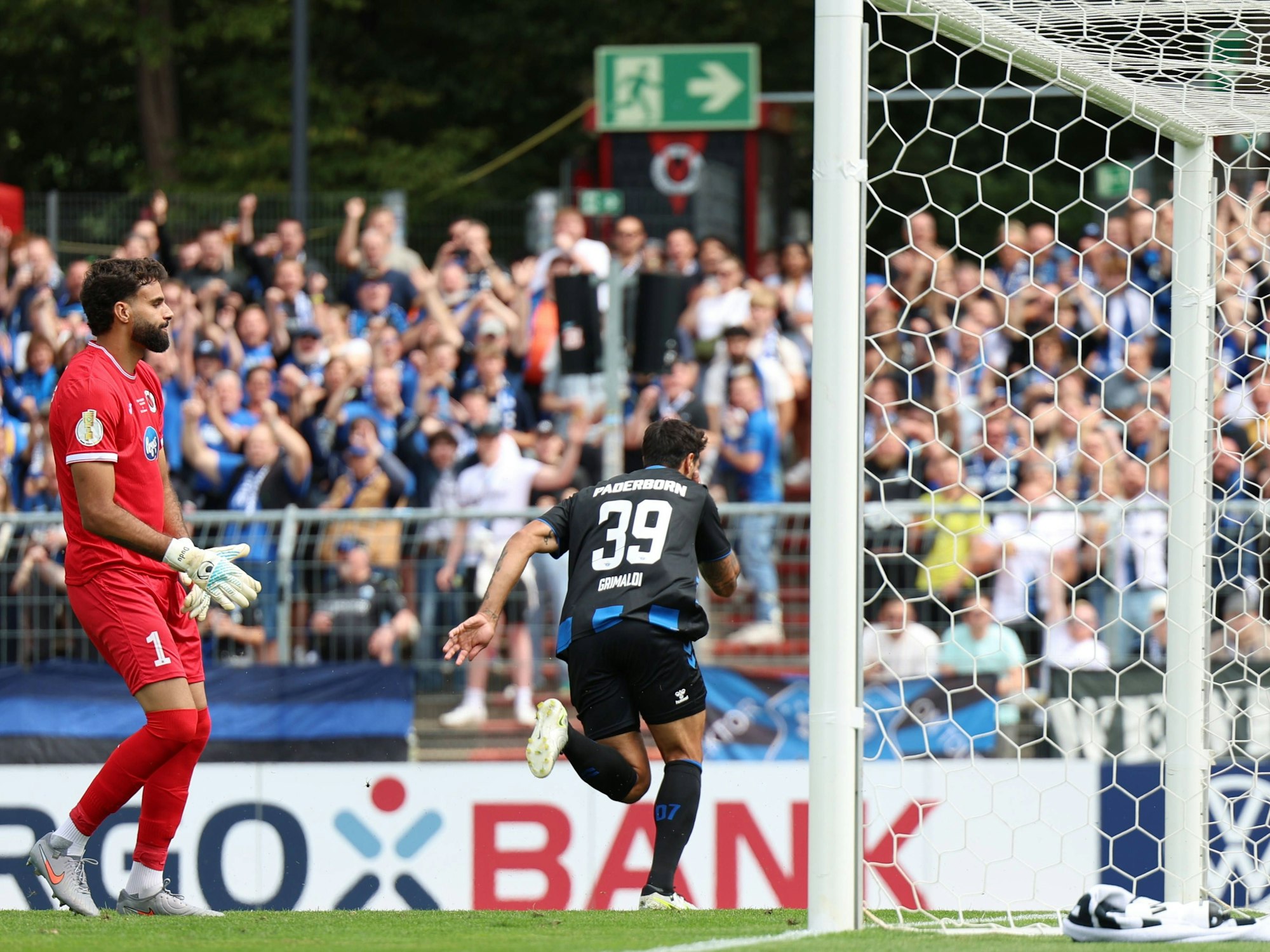 Adriano Grimaldi feiert sein Tor, Keeper Dudu ist enttäuscht.