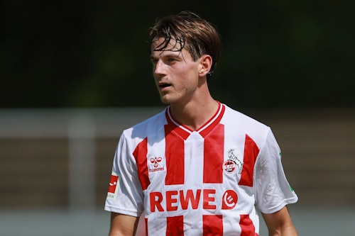 Jakub Kaminski (1. FC Köln) schwitzt auf dem Platz.