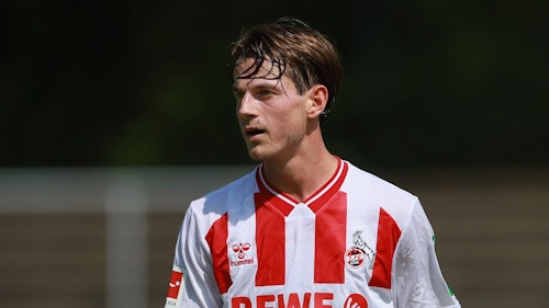 Jakub Kaminski (1. FC Köln) schwitzt auf dem Platz.