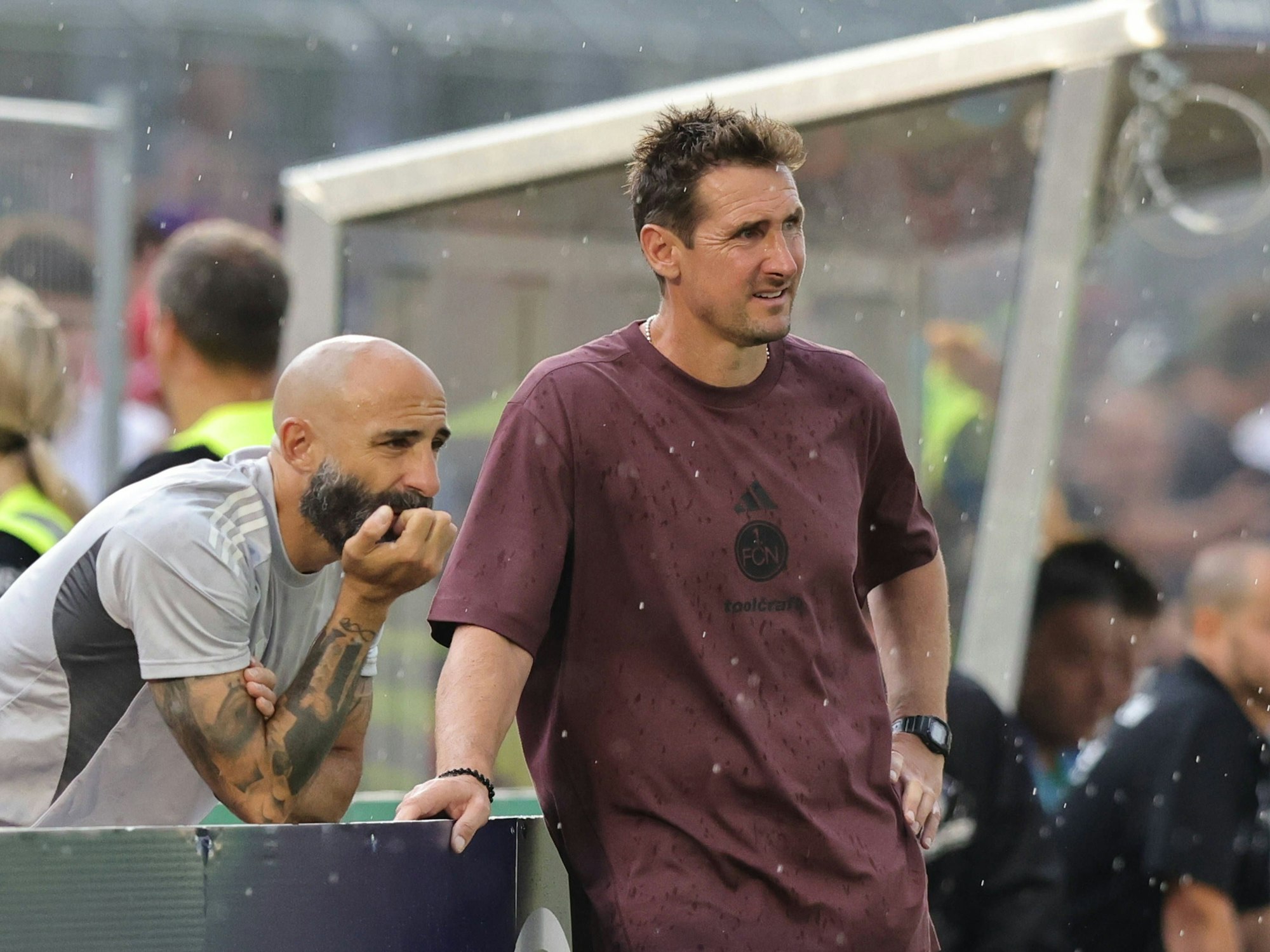 Miroslav Klose und Co-Trainer Javier Pinola stehen mit sorgenvollem Blick am Seitenrand.