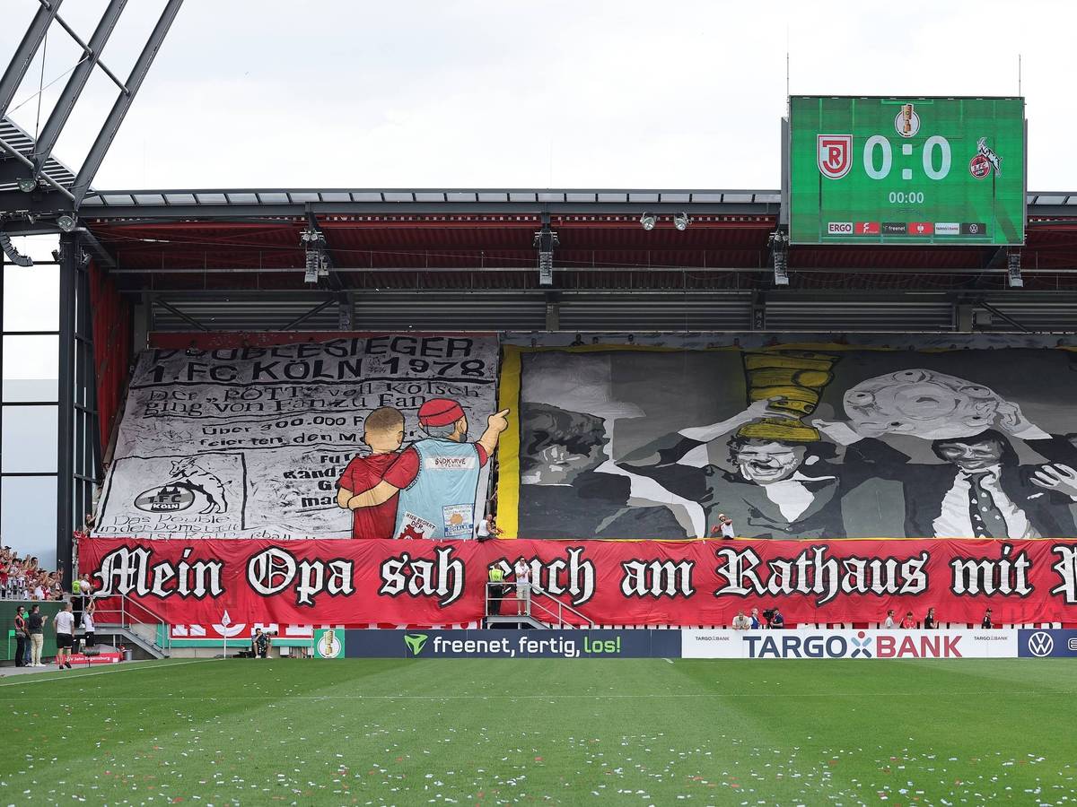 Die Fans des 1. FC Köln zeigen im DFB-Pokal eine Choreo.