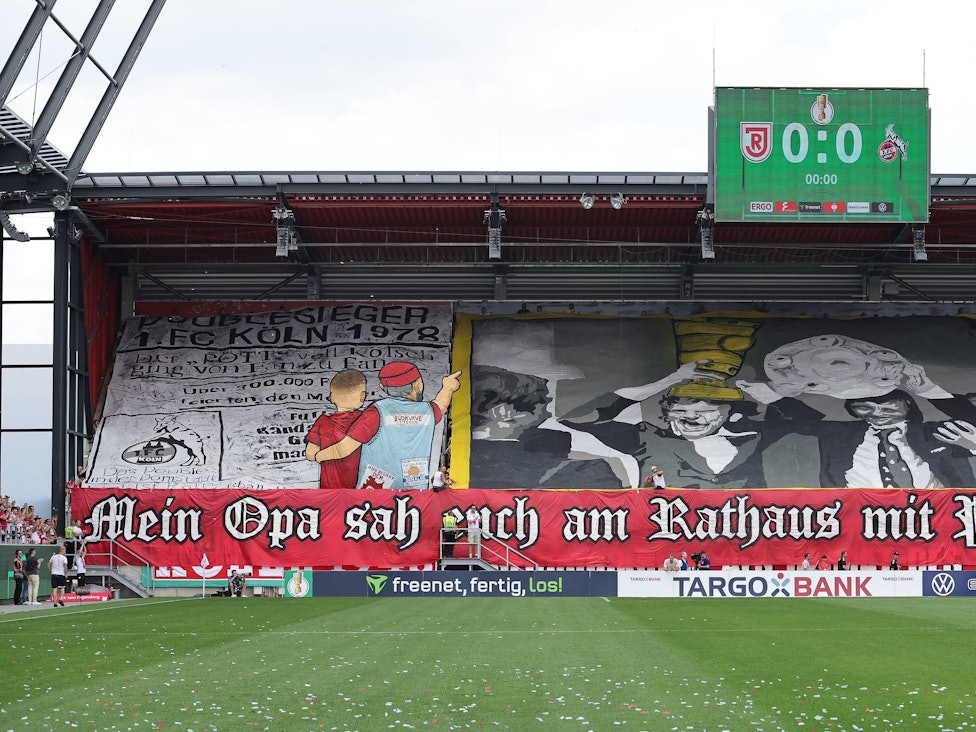 Die Fans des 1. FC Köln zeigen im DFB-Pokal eine Choreo.