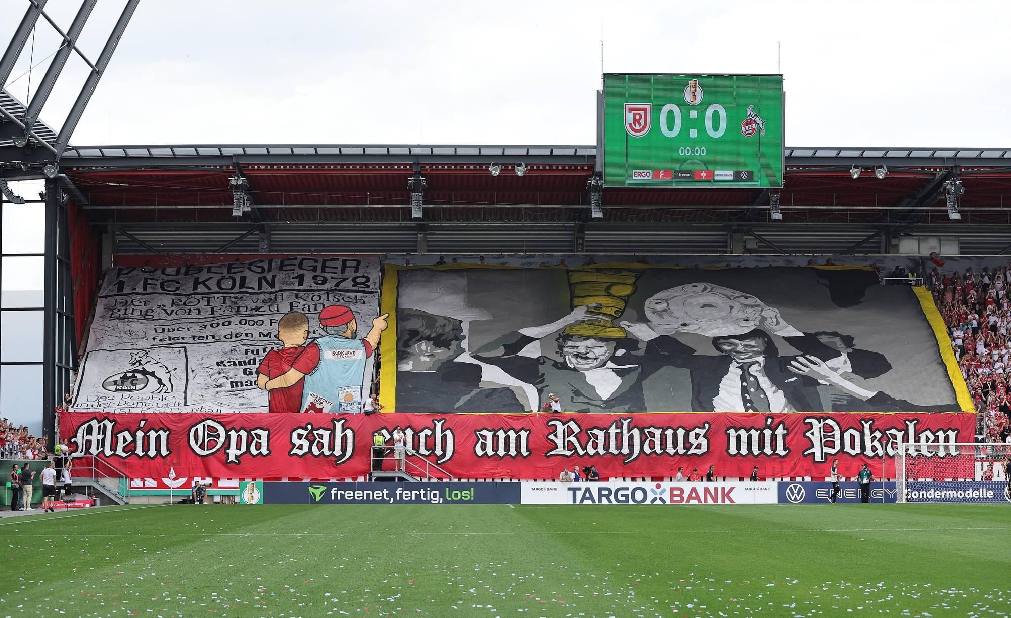 Die Fans des 1. FC Köln zeigen im DFB-Pokal eine Choreo.