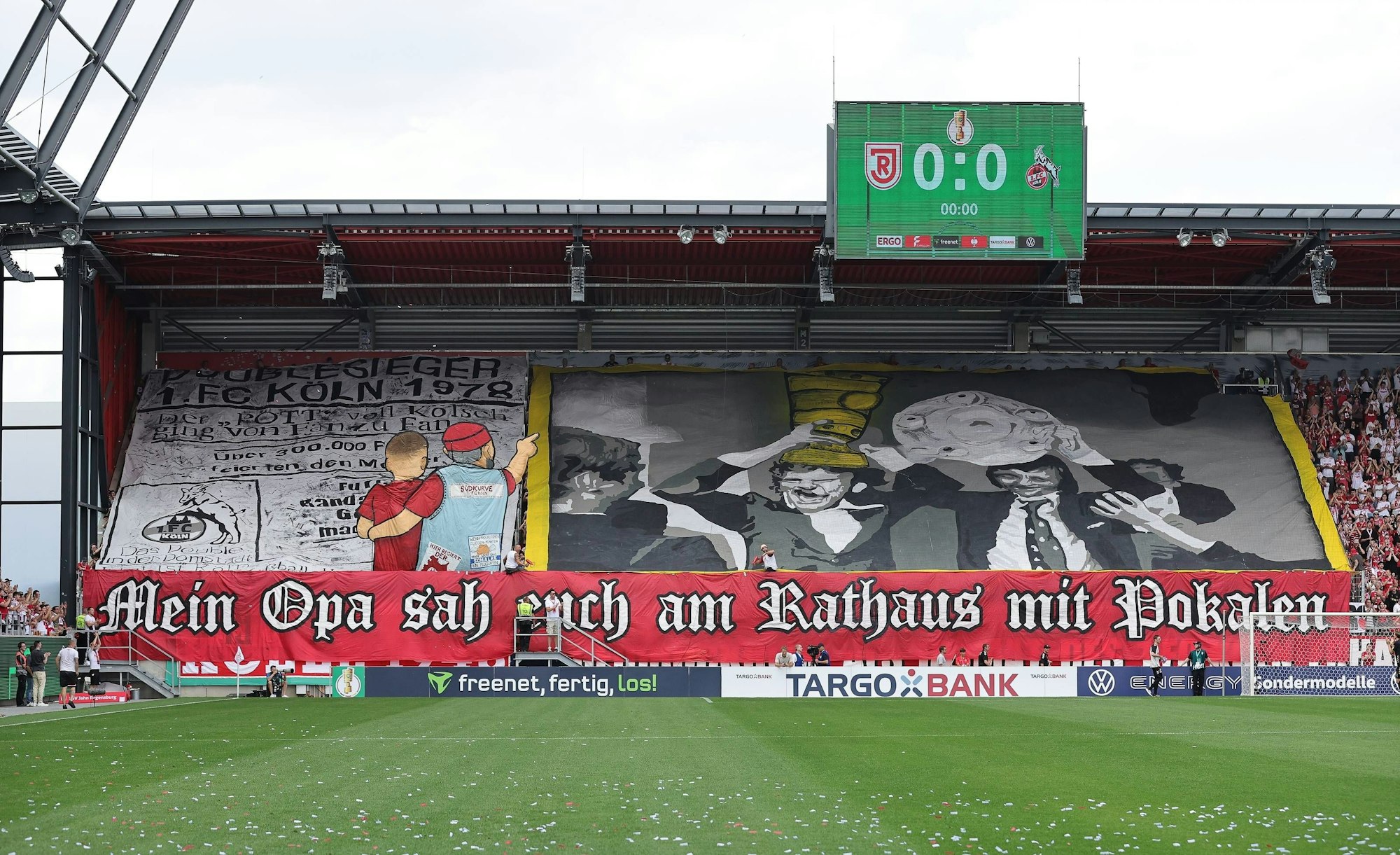 Die Fans des 1. FC Köln zeigen im DFB-Pokal eine Choreo.