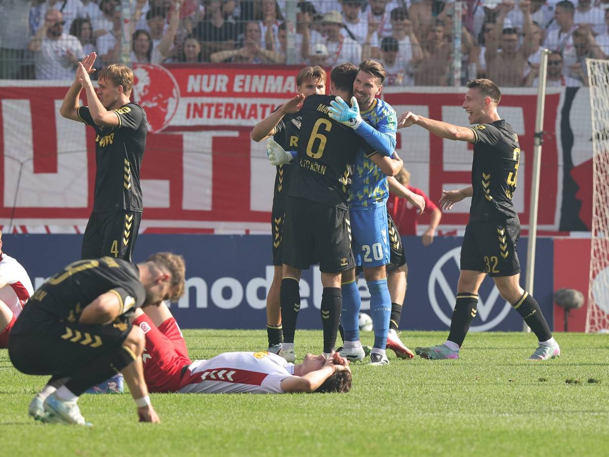 Kölns Keeper Ron-Robert Zieler jubelt nach dem Pokalsieg in Regensburg mit Torschütze Eric Martel.