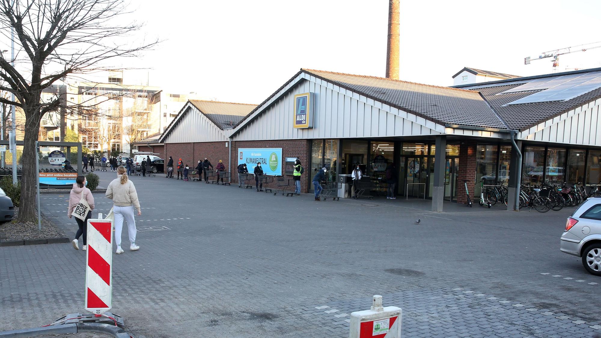 Auf Parkplätzen zweier Aldi-Filialen startet am Montag das Feierabend-Parken. (Symbolfoto)