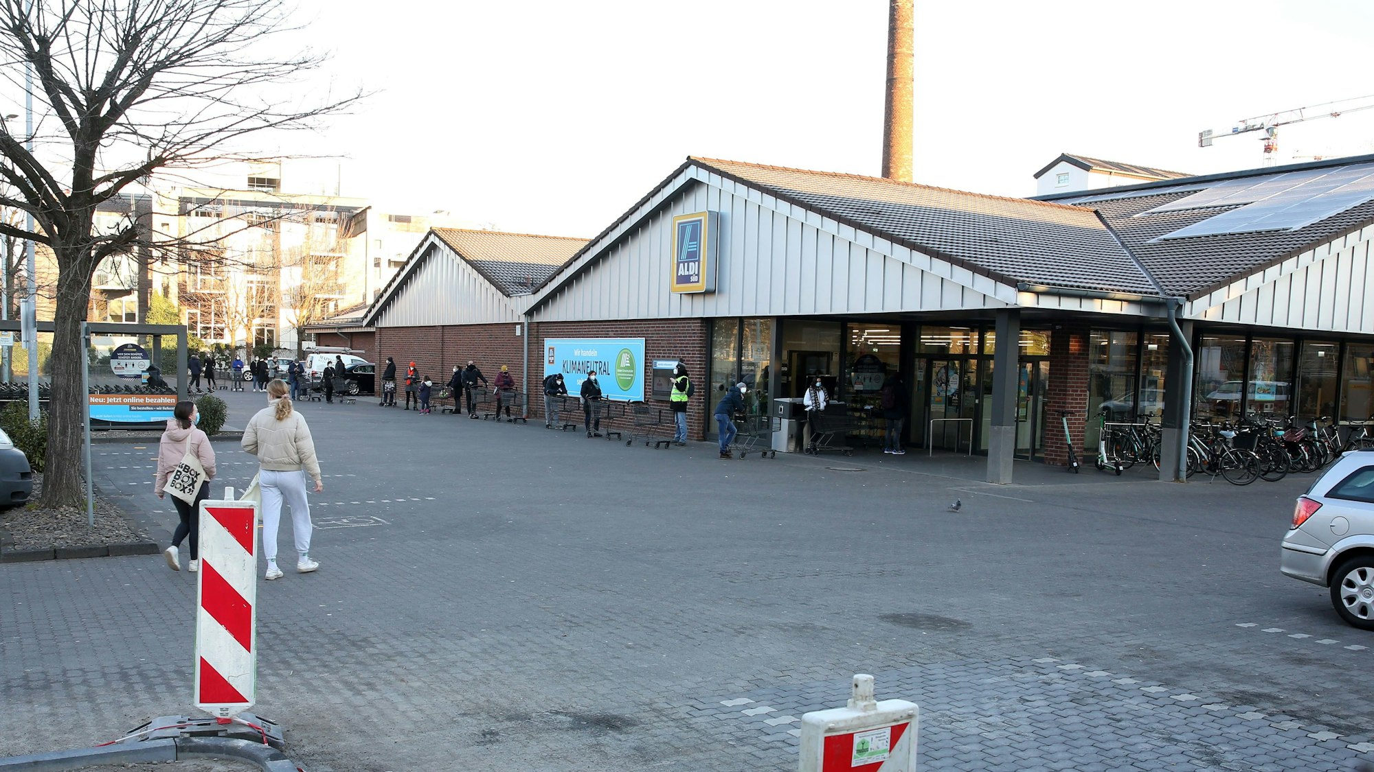 Auf Parkplätzen zweier Aldi-Filialen startet am Montag das Feierabend-Parken. (Symbolfoto)