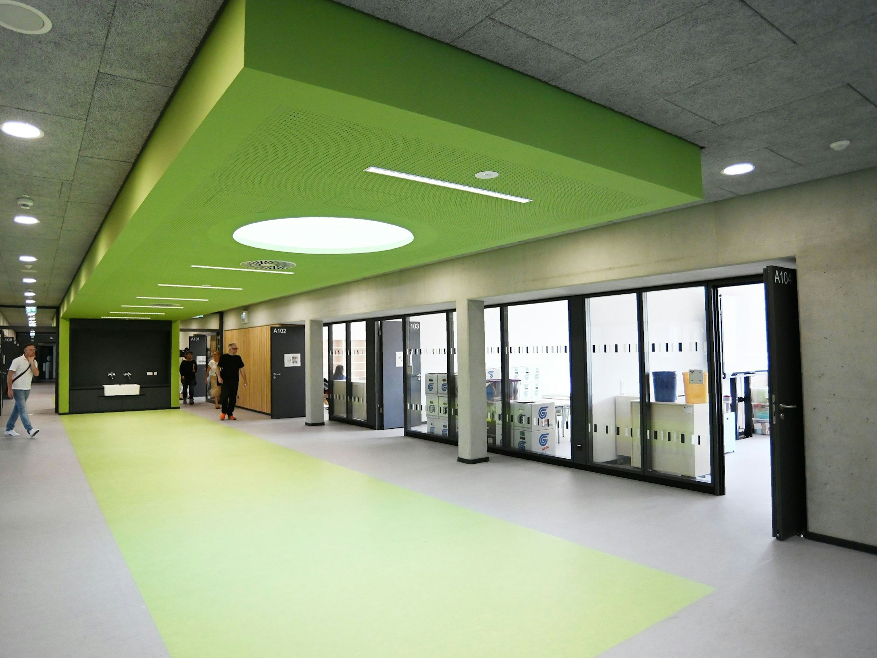 In der Grundschule Friedrich-Karl-Straße lernen die Schülerinnen und Schüler jahrgangsübergreifend im Cluster: Im Zentrum treffen sie sich in einem Flur, der Lern- und Freizeitort zugleich ist.