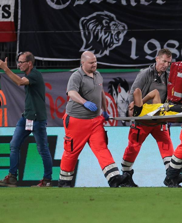 Yan Couto musste mit der Liege vom Platz getragen werden.