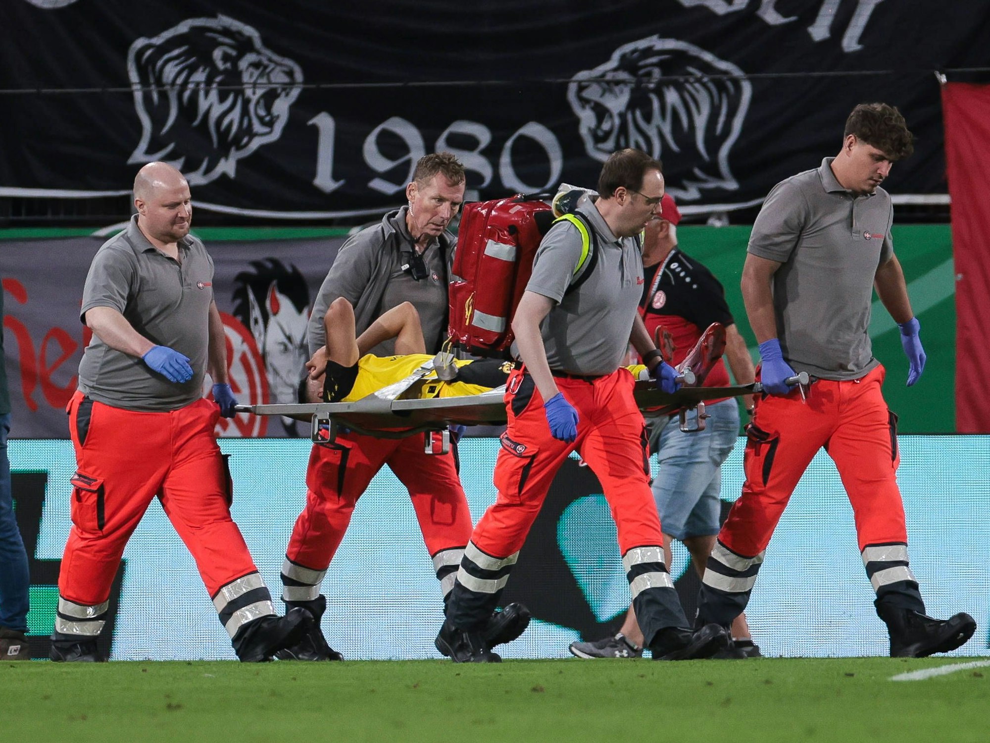 Yan Couto musste mit der Liege vom Platz getragen werden.