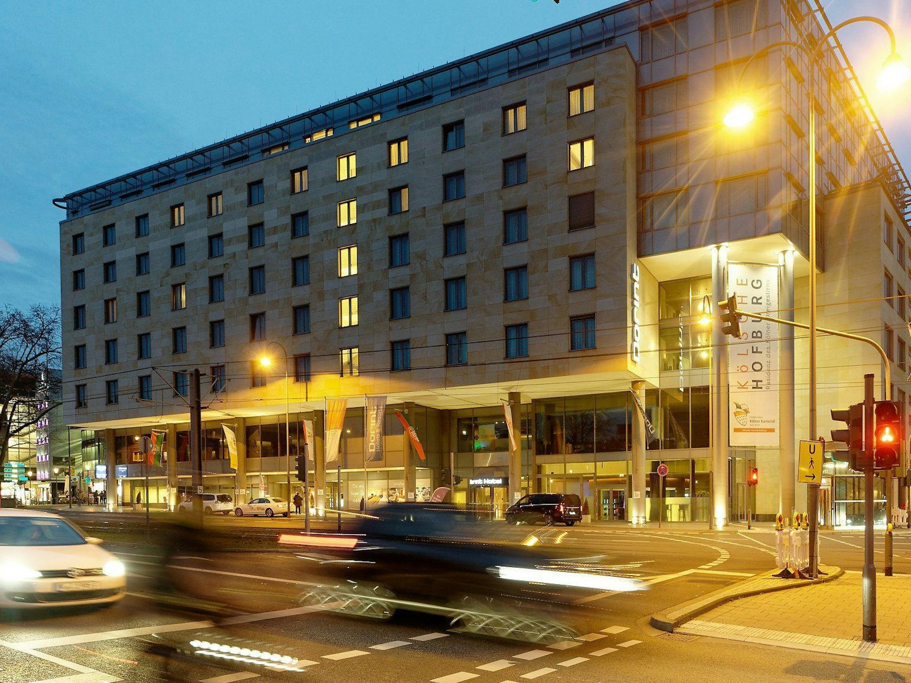 Ein mehrstöckiges Hotel liegt an einer Straße.