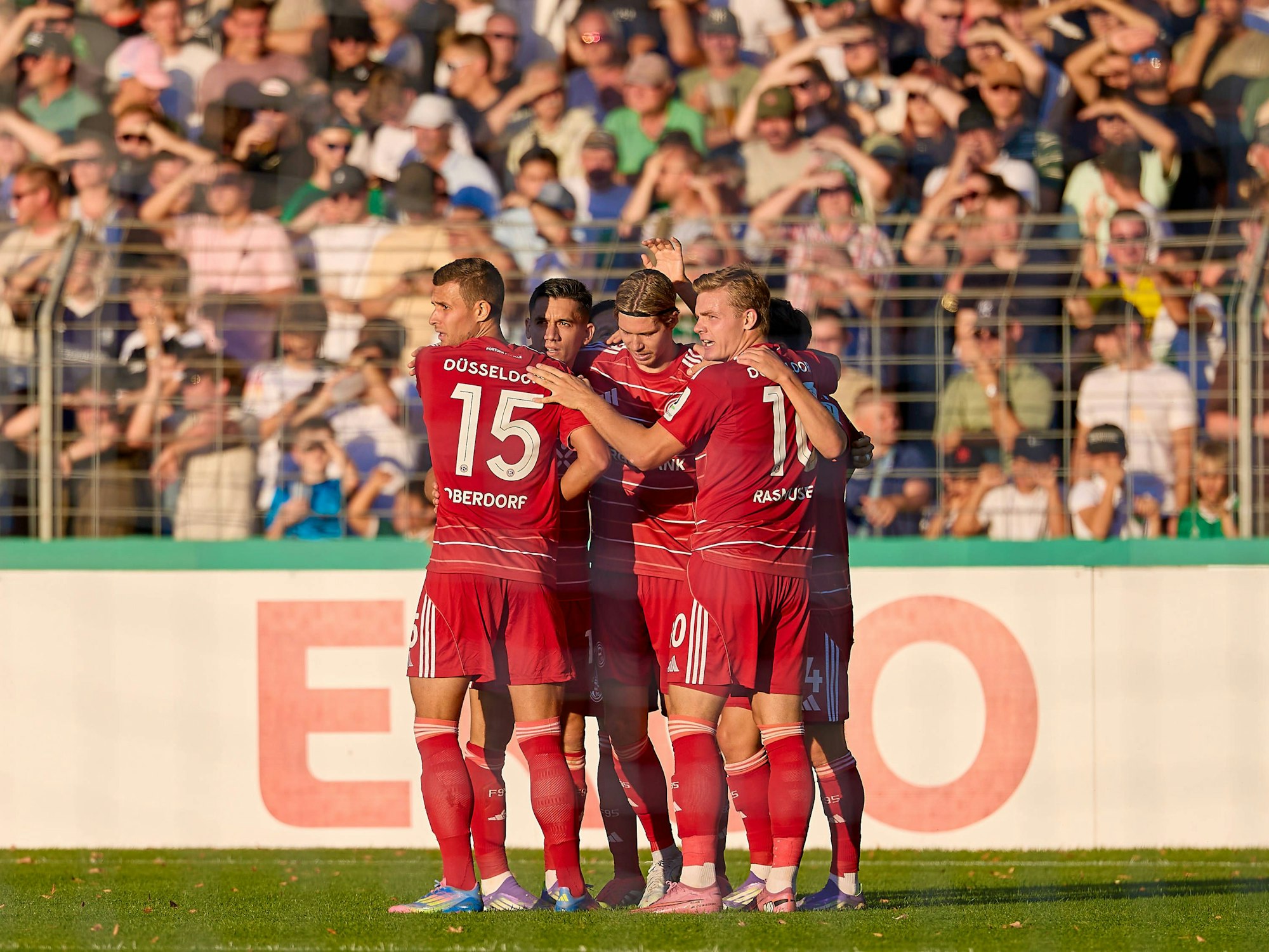 Jubel bei den Düsseldorfern nach dem Treffer zum zwischenzeitlichen 1:2.