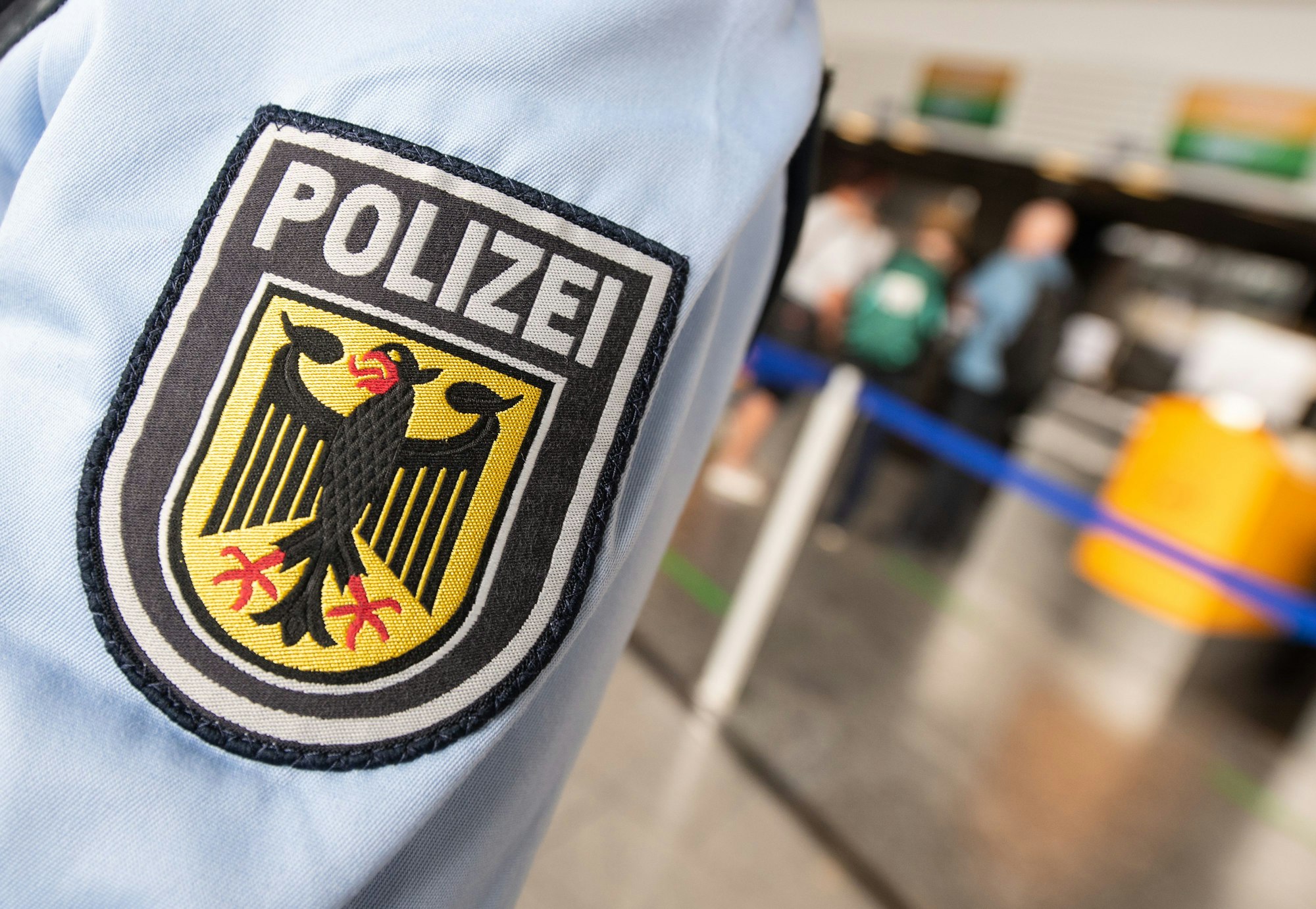 Die Bundespolizei hat am Düsseldorfer Flughafen fünf Personen festgenommen.
