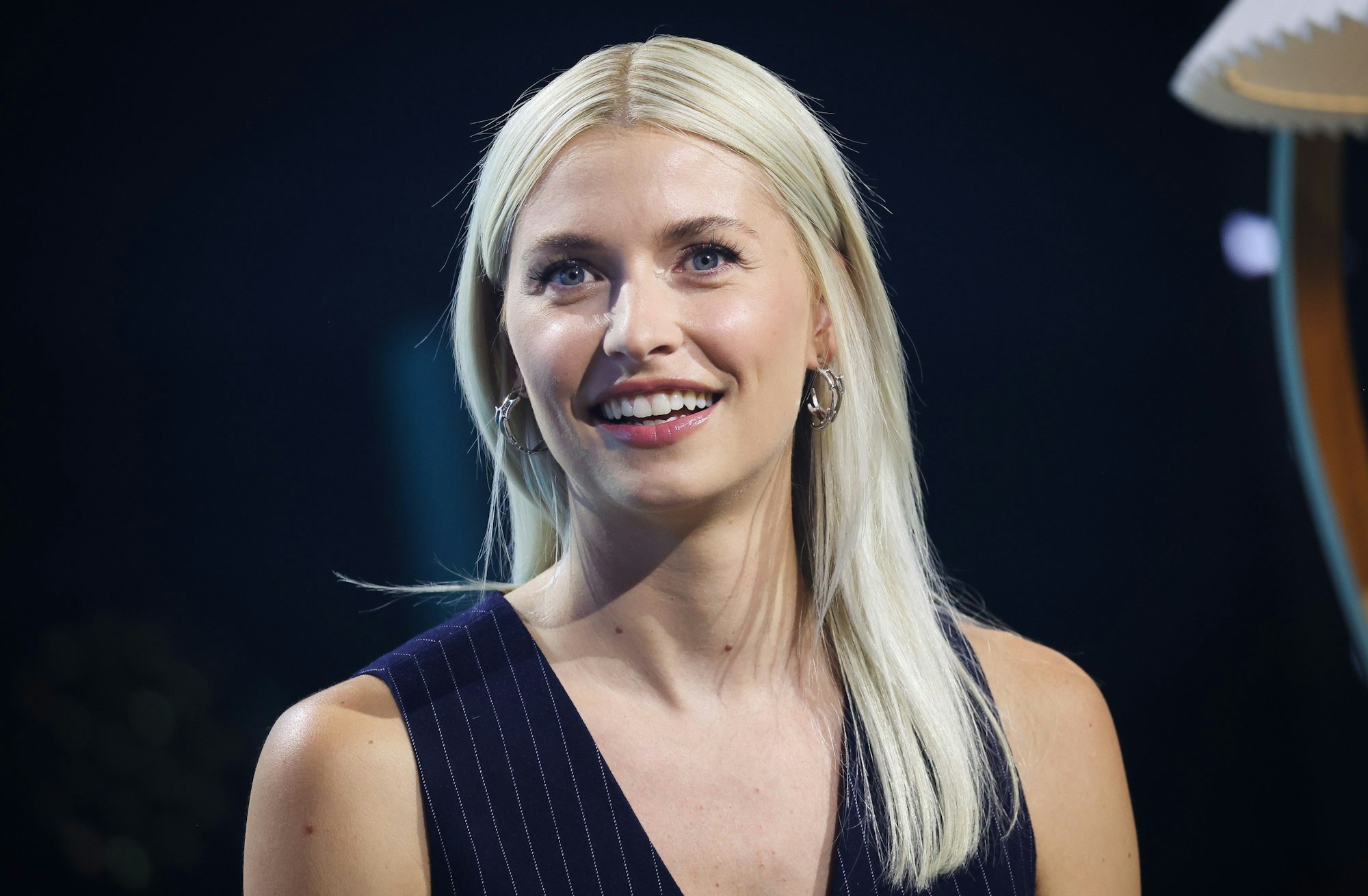 Lena Gercke lacht in die Kamera.