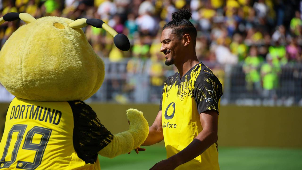 Sebastien Haller schlägt mit BVB-Maskottchen Emma, einer Biene, ein.