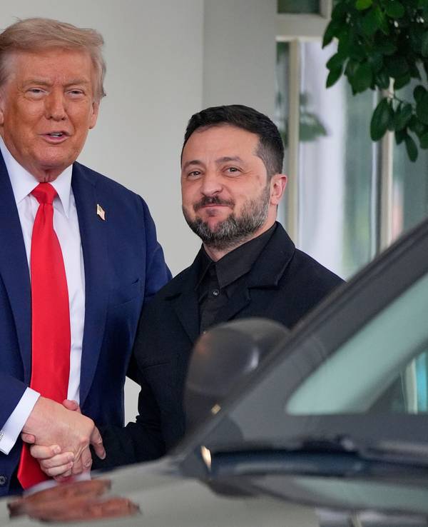Zwei Männer geben sich die Hand.