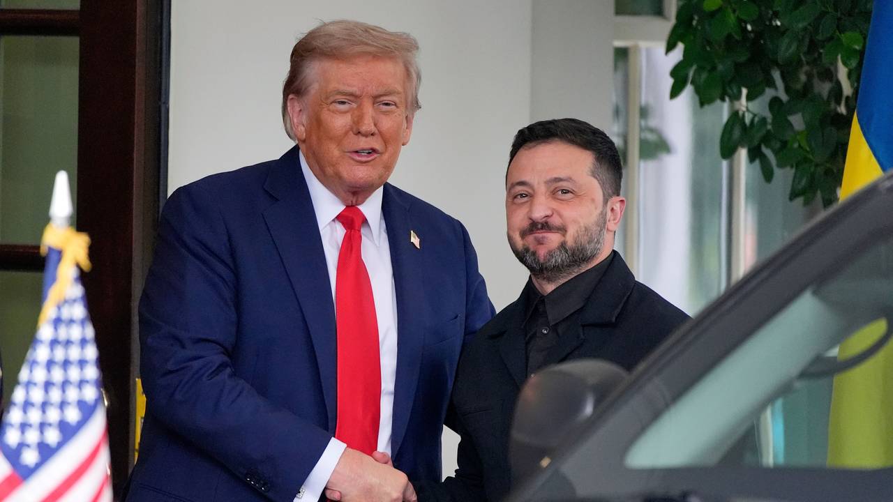 Zwei Männer geben sich die Hand.
