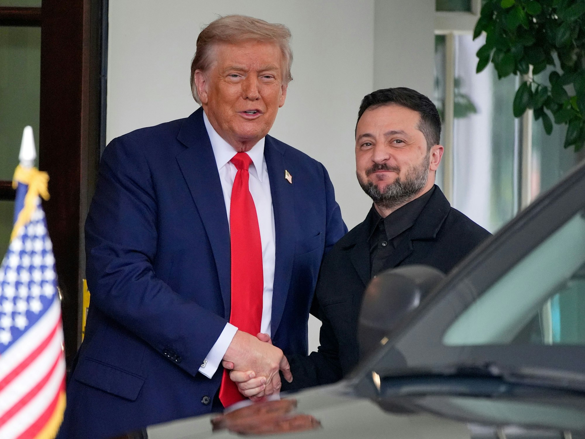 Zwei Männer geben sich die Hand.